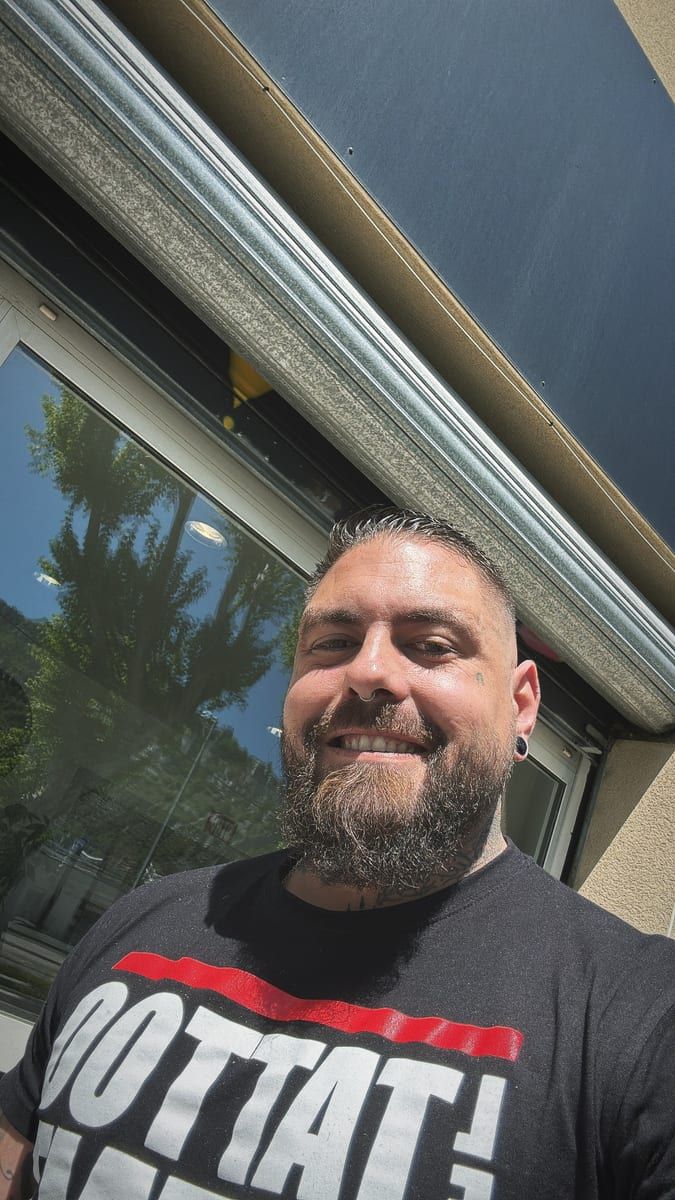 Gordon - Telegram gay à St. Niklausen OW Profil de Gordon, 44 ans, Telegram gay à St. Niklausen OW (Obwald)