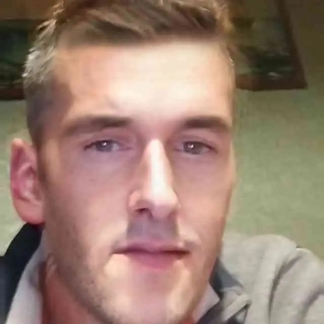 Jounaid - Telegram gay à Li Curt Profil de Jounaid, 31 ans, Telegram gay à Li Curt (Grisons)
