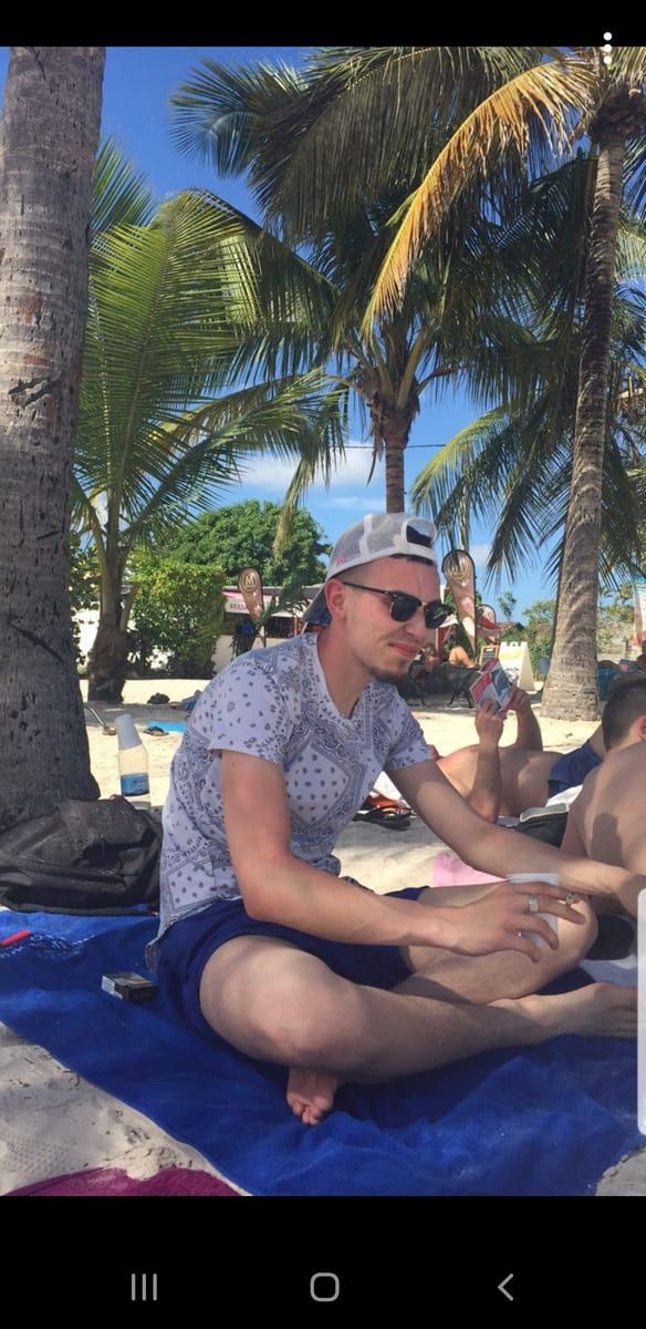 Tillian - Telegram gay à Nesslau Profil de Tillian, 31 ans, Telegram gay à Nesslau (Saint-Gall)