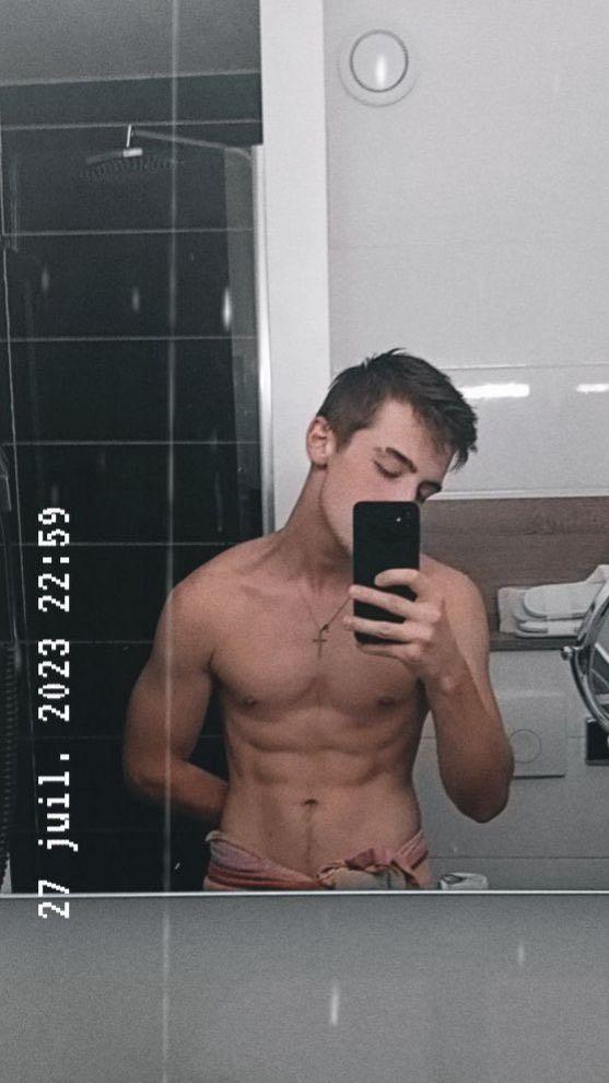 Celso - Telegram gay à Vergeletto Profil de Celso, 45 ans, Telegram gay à Vergeletto (Tessin)